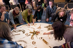 Teilnehmer der MV kreiren ein Saatgut-Mandala.