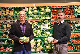 Roland Majerus (li.) und Sigmund Walbaum präsentieren die Blumenkohlköpfe der Sorte Nuage.