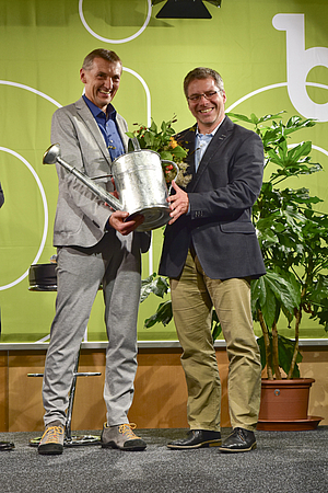 Klaus Lorenzen (links) übergibt Michael Fleck den Förderpreis am Vorabend der BioSüd.